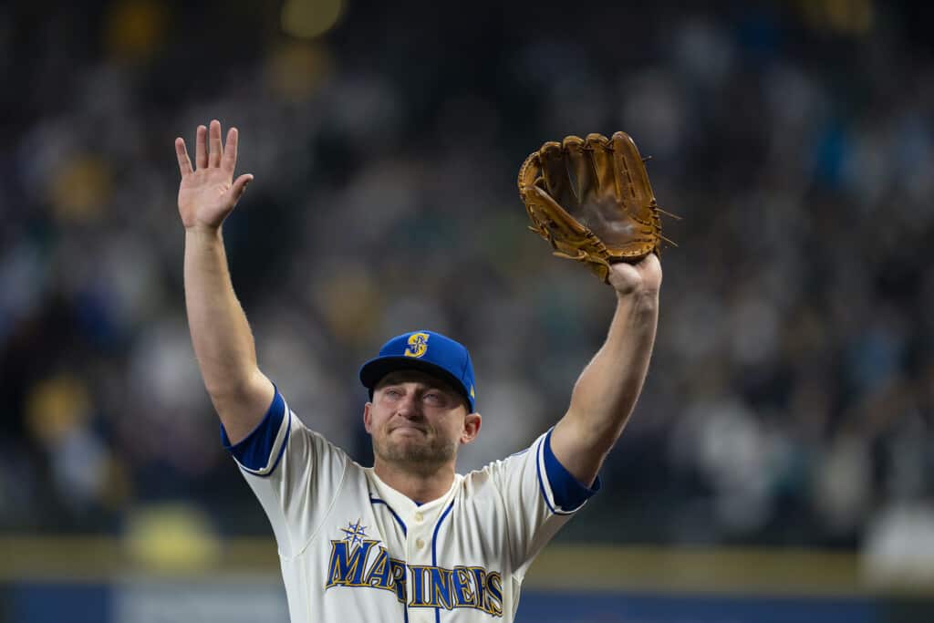 Mariners third baseman Kyle Seager receives an ovation from the crowd in the ninth inning Sunday.