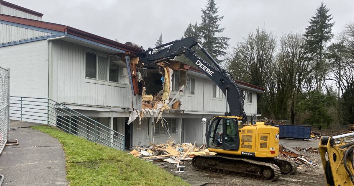 Old Artondale school comes down one giant bite at a time Gig Harbor