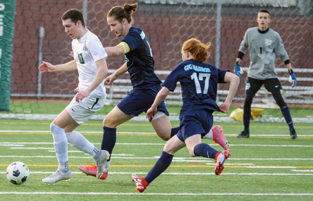 Seahawks scoring co leader, Justin Bodnar draws a crowd of Tide defenders as he gets close to the goal.