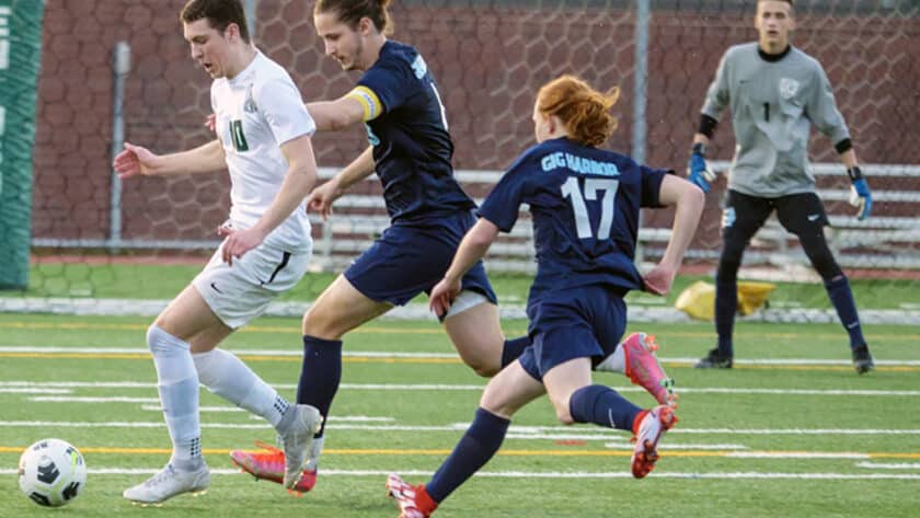 Seahawks scoring co leader, Justin Bodnar draws a crowd of Tide defenders as he gets close to the goal.