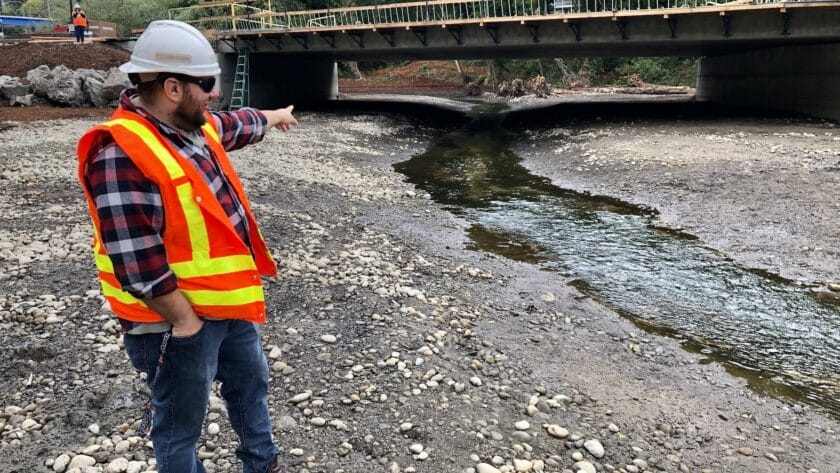 Project engineer Justin Janke, on the lagoon side of the bridge, describes how the streambed was built to keep the creek on the surface. The area fills up with seawater during high tides.